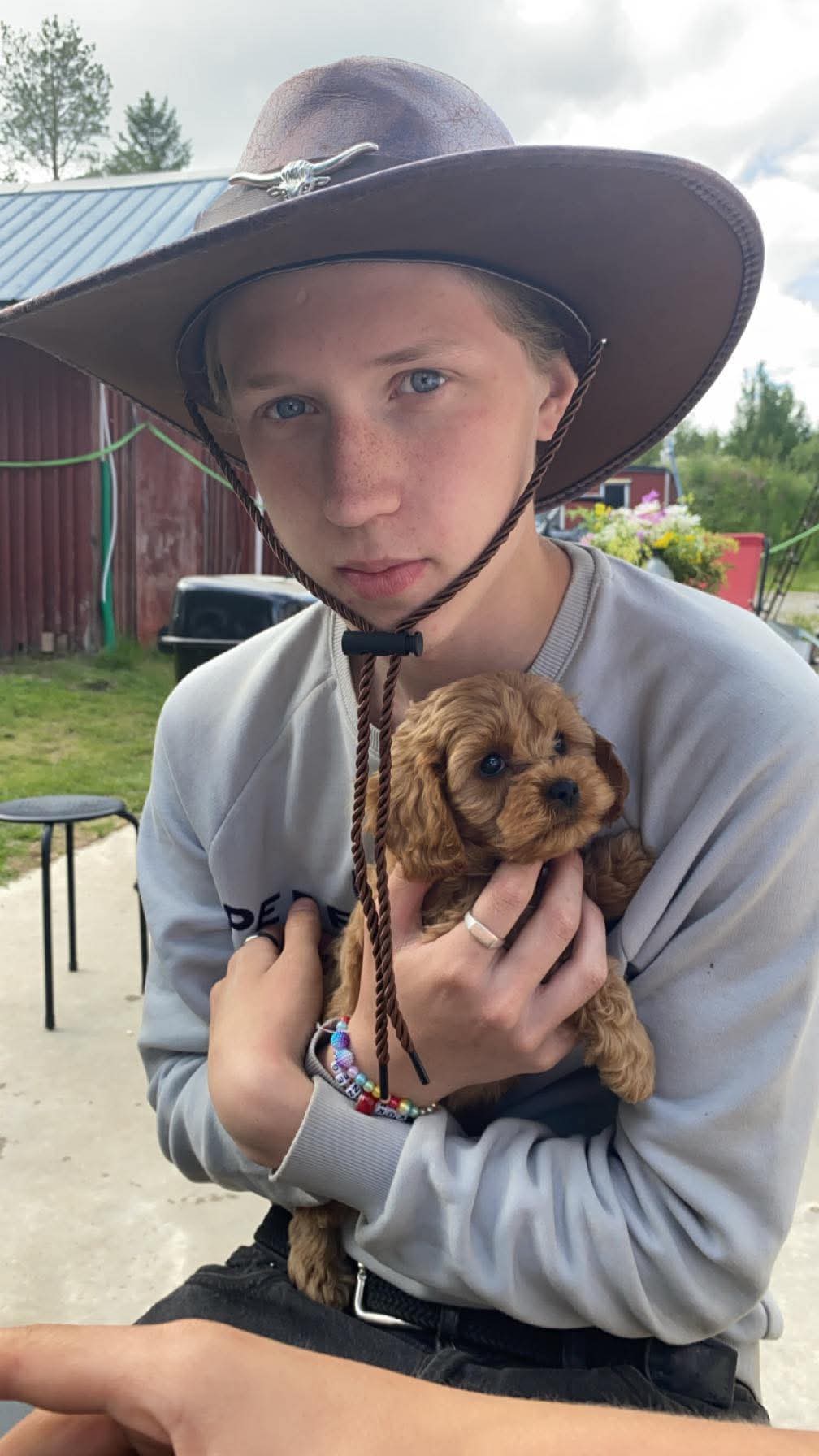 Nathan i hatt med en liten valp